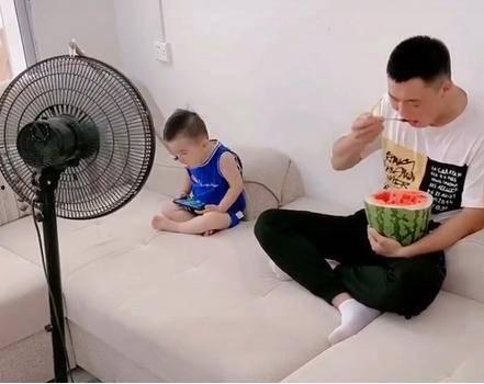 吃瓜爸爸带娃,趣味亲子时光的温馨记录