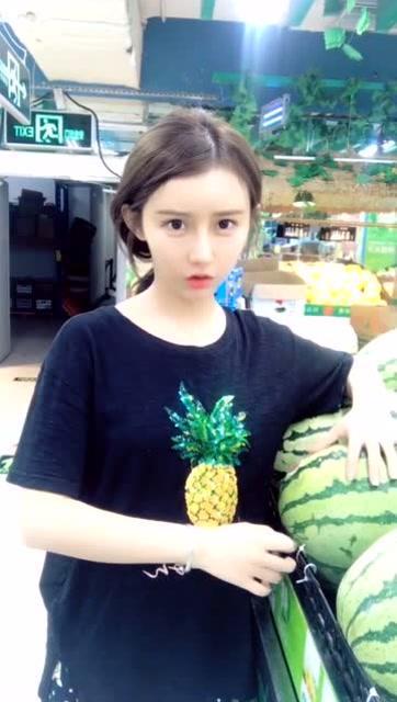 抖音美女吃瓜,瓜香四溢笑点满满